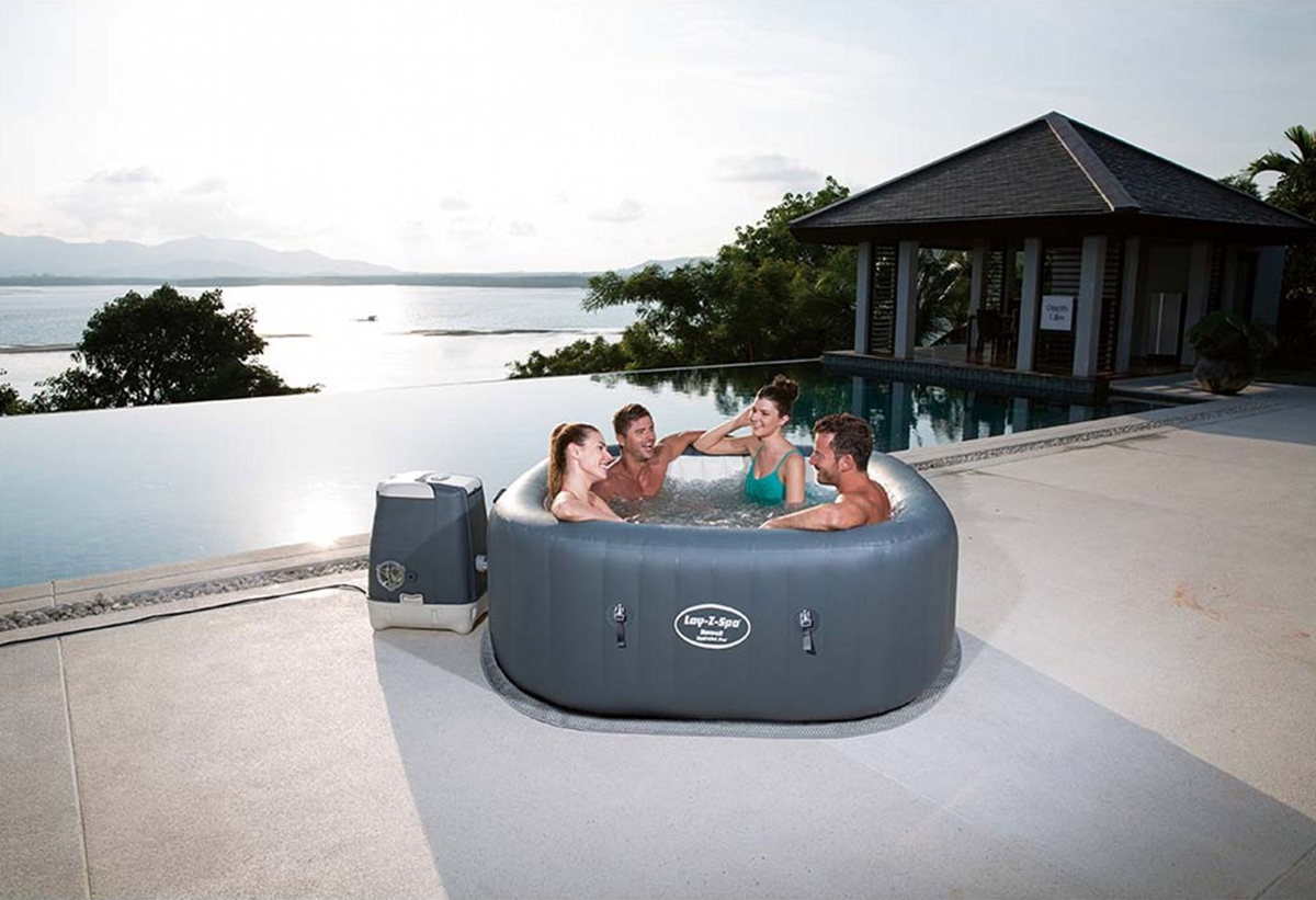 Η φουσκωτή πισίνα με άτομα